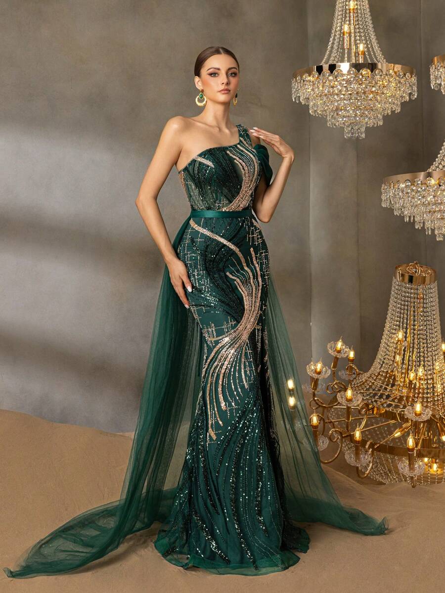 Faeriesty 这款奢华闪耀的祖母绿珠饰长款晚礼服，采用单肩系带露背设计，高开衩鱼尾裙摆，搭配超大薄纱罩衫，适合正式场合、特殊庆典、派对、婚礼等优雅场合。