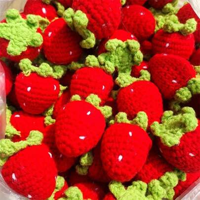 5/10/20/50/100 pezzi Ciondolo a fragola realizzato a mano all'uncinetto | Ciondoli in lana lavorata a maglia rossa e verde, adatti per portachiavi, accessori per telefono e fai-da-te - decorazione regalo perfetta per il compleanno, ciondoli per borse, design giocoso, texture in tessuto, accessori all'uncinetto, ottimi per il Ringraziamento
