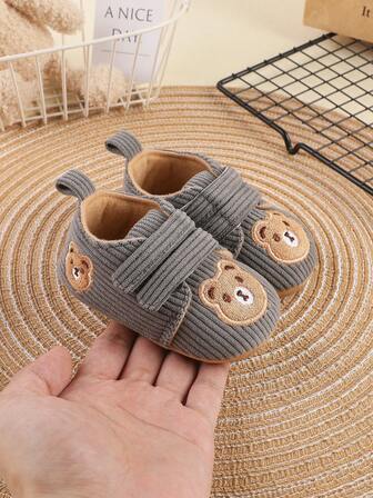 1 双男童卡通熊灯芯绒钩环设计平底时尚派对可爱运动鞋，适合春夏季