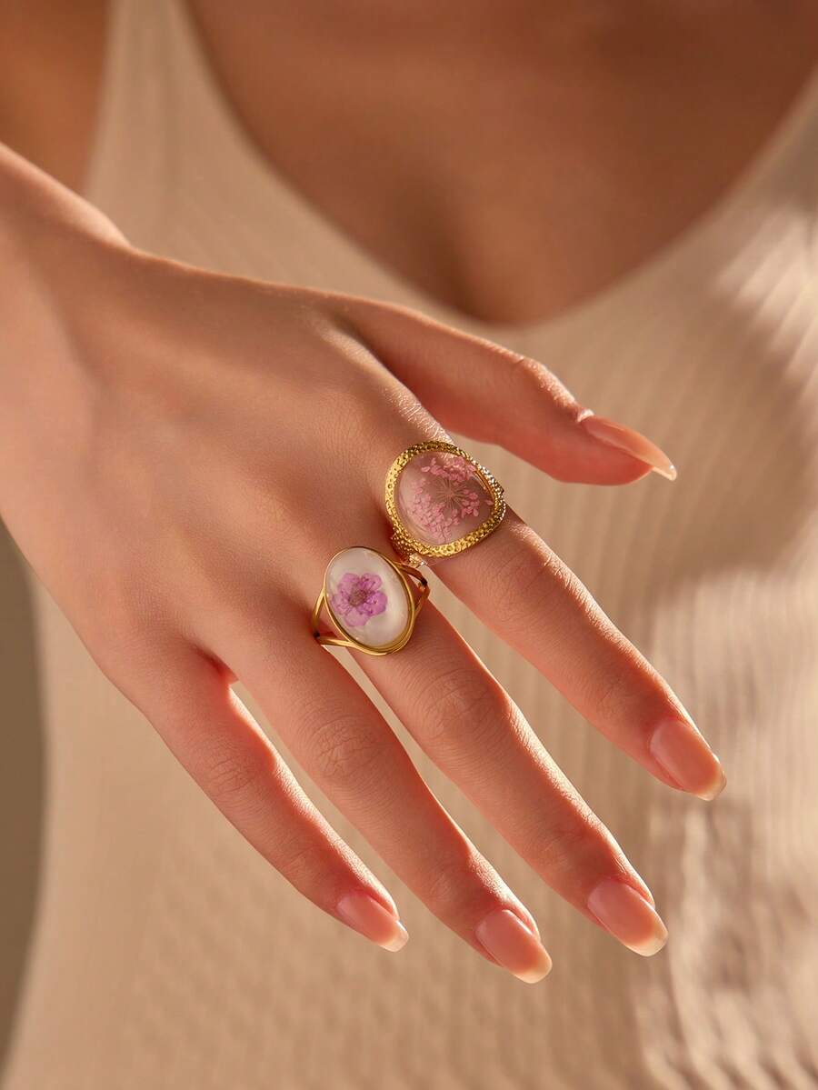 2 Stücke Edelstahl Ring-Set in Goldfarbe mit 5-Blüten-Muster, geeignet für tägliche Dekoration oder als Geschenk für Damen - Goldgelb - Übersicht 1
