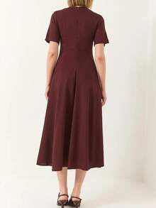 Elegantes langes Damen Sommerkleid und Herbstkleid mit langen Ärmeln, Rüschen-Saum und Blume Muster für den Urlaub