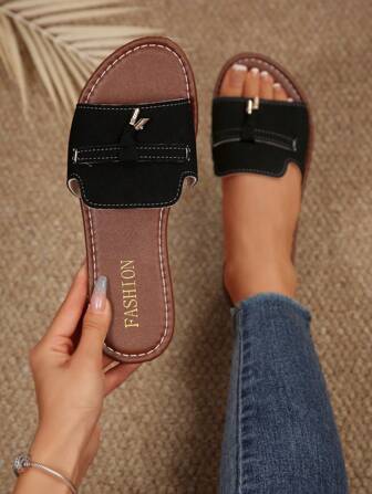 Sandálias Rasteiras Pretas Abertas na Parte dos Dedos com Decoração de Borla Metálica, Tira com Acabamento Fosco Slip On Casual de Praia, Novo Lançamento de Verão