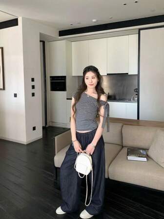 1 件女式单肩短袖 T 恤，时尚修身短款上衣