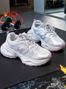 Tênis rosa de sola grossa e solado robusto para mulheres, novo lançamento de 2025, sapatos de malha respirável para o verão, sapatos esportivos casuais para pessoas de baixa estatura