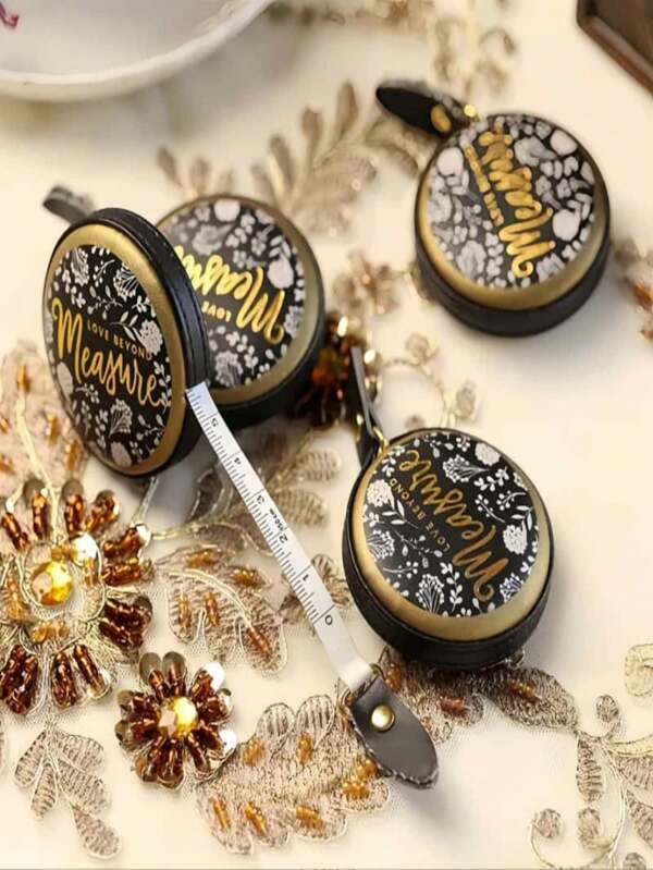 1 Stück 1,5m Vintage Stil einziehbares Mini Maßband aus PU-Leder - präzise CM & Zoll Markierung, nostalgisches Design, Mini Blumen Nähmaßstab mit Blumenmuster, goldene Dekoration und Maßmarkierungen, zufälliger Stil