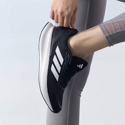 Adidas أحذية جري رياضية نسائية RUNFALCON 3.0 ذات لون متباين وسُمك في القاعدة بطابع أنيق