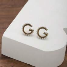 Aretes de perla con alfabeto francés antiguo "G", joyas de aretes elegantes, sencillos y minimalistas personalizados