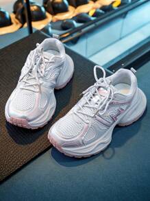 Tênis rosa de sola grossa e solado robusto para mulheres, novo lançamento de 2025, sapatos de malha respirável para o verão, sapatos esportivos casuais para pessoas de baixa estatura