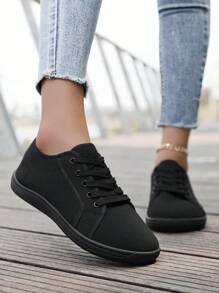 أحذية رياضية جديدة للربيع والصيف بخمصة واسعة مريحة وبسيطة، أحذية رياضية منخفضة الرقبة أحادية اللون، خفيفة وهادئة، مناسبة للارتداء اليومي العادي