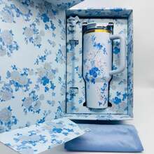 40 Oz H2.0 Insulated Tumbler** With A Comfortable Handle, Featuring Double-Walled Vacuum Insulated Stainless Steel Construction. This High-Quality Drinkware Keeps Your Beverages At The Perfect Temperature, Whether It's Hot Or Cold, Ensuring The Original Taste Is Preserved For Longer Periods. Designed To Be Lightweight And Portable, It's Perfect For Outdoor Activities Like Camping, Hiking, Driving, And Travel. With A Large Capacity, It Meets Your Hydration Needs Throughout The Day. Stylish And Convenient To Carry, It's An Ideal Choice For Outdoor Enthusiasts And Makes A Thoughtful And Practical Gift, Whether For Friends Or Family. - 藍碎花 - 查看 4