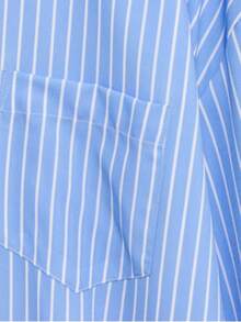 Camisa Oversized de Manga Longa com Babado no Ombro Única Fileira de Botões Azul Listrada para Mulheres, Primavera/Verão da DEEKA - Azul - Visão 9