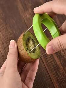 1-delige kiwisnijder, 2-in-1 handmatige plastic fruitschiller met gebogen roestvrijstalen lemmet, handmatige mangosnijder, geschikt voor het bereiden van salades, geen elektriciteit nodig, kiwischiller, kiwisplitter, fruitschiller, schilgereedschap, kerstcadeau, gemakkelijk te verwijderen fruitschil, geschikt voor keuken en picknick in de buitenlucht, draagbaar en eenvoudig te gebruiken klein gereedschap, willekeurige kleur/stijl