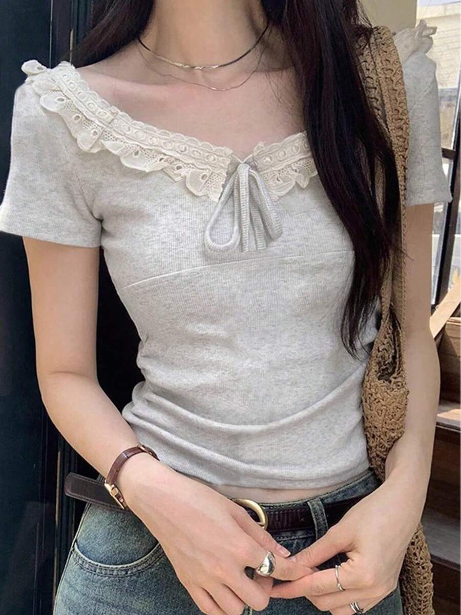 蕾丝边领结蝴蝶结短袖 T 恤，修身设计，带有随机面料镂空