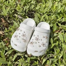 16 件白色花朵仿珍珠鞋饰采用 ABS 材料制成，非常适合装饰拖鞋和凉鞋，也是节日派对的完美礼物 - 白色 - 查看 1