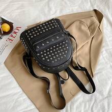 Mochila de mujer con remaches negros en estilo retro punk motociclista, bolso pequeño