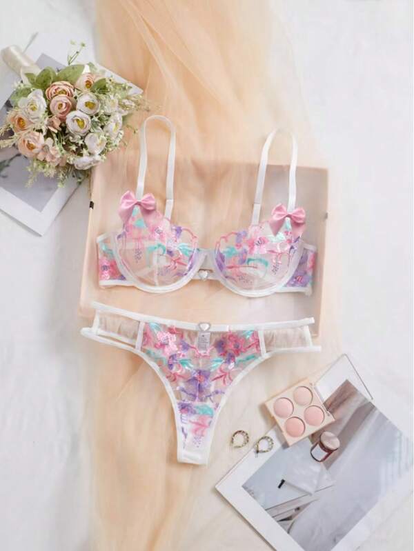 Lingerie sexy, ensemble de lingerie avec broderie florale blanche romantique, élégante et sexy, montrant un charme unique et de la mode
