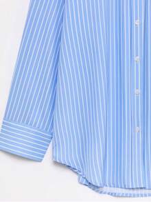 Camisa Oversized de Manga Longa com Babado no Ombro Única Fileira de Botões Azul Listrada para Mulheres, Primavera/Verão da DEEKA - Azul - Visão 8