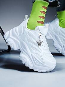 Zapatillas de cuña con plataforma alta con adorno de mariposa de metal plateado para mujer, estilo punk con suela blanca gruesa que aumenta 7CM de altura, regalo versátil, talla grande, cómodas y cálidas zapatillas deportivas para otoño/invierno para mujer adolescente y universitaria, sandalias ligeras y transpirables para uso diario, citas, gimnasio, trabajo, que aumentan la altura