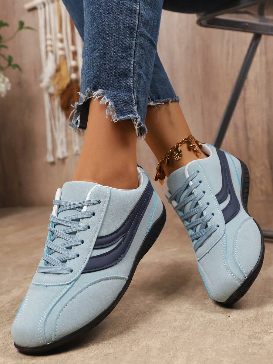 حذاء رياضي كاجوال ذو قاع ناعم مسطح للنساء موديل 2025 الجديد، بطراز أمريكي رجعي بنمط ربطة، أحذية رياضية منخفضة الرقبة مريحة، بتصميم ألوان متباينة للربيع - الأزرق - مشاهدة 1