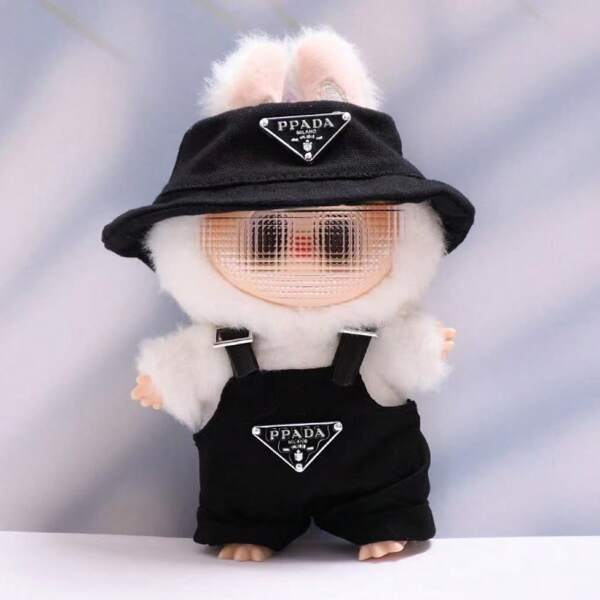 One 17cm Fashionable Macaron Character Keychain Accessory. A Cute Pair Of Jeans And Bucket Hat Outfit For The First And Second Generation Blind Boxes. It Is A Simple Accessory For The Doll Clothes To Decorate. [Only For : Clothes]