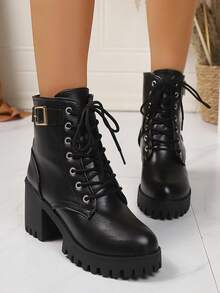 大码女式英伦风圆头厚底短靴；金属搭扣装饰；朋克复古风，经典百搭；简约舒适；适合日常穿着、约会、聚会等场合，是一款时尚的踝靴。尺码偏小一码。 - 黑色 - 查看 2