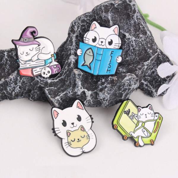 1 broche adorável de gato com tema de estilo de vida, broche fofo de gatinho com várias cenas, broche inspirado no dia a dia de um gato caprichoso, o estilo de design é fofo e divertido, integrando elementos de magia, leitura, animais de estimação e viagens, adequado para pessoas que amam gatos e acessórios fofos, e pode adicionar uma atmosfera acolhedora e interessante à mochila escolar.