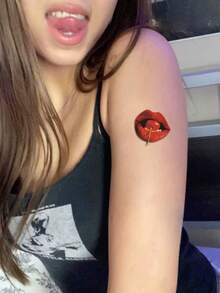 ورقتان من الوشم المؤقت، طباعة شفاه حمراء جذابة 3D ، فيونكة، كرز، قرع، وردة، مقاومة للماء، تدوم من 2 إلى 5 أيام، قادرة على تغطية الندوب، مناسبة للذراعين والرسغ والكتفين والساقين والخصر والرقبة والأيدي والصدر والفخذين والجسم