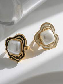 1 件时尚奢华不锈钢戒指，采用珍珠材质，边缘饰有黑金和白金色彩层，适合女性日常佩戴或出席休闲社交场合