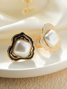 1 件时尚奢华不锈钢戒指，采用珍珠材质，边缘饰有黑金和白金色彩层，适合女性日常佩戴或出席休闲社交场合