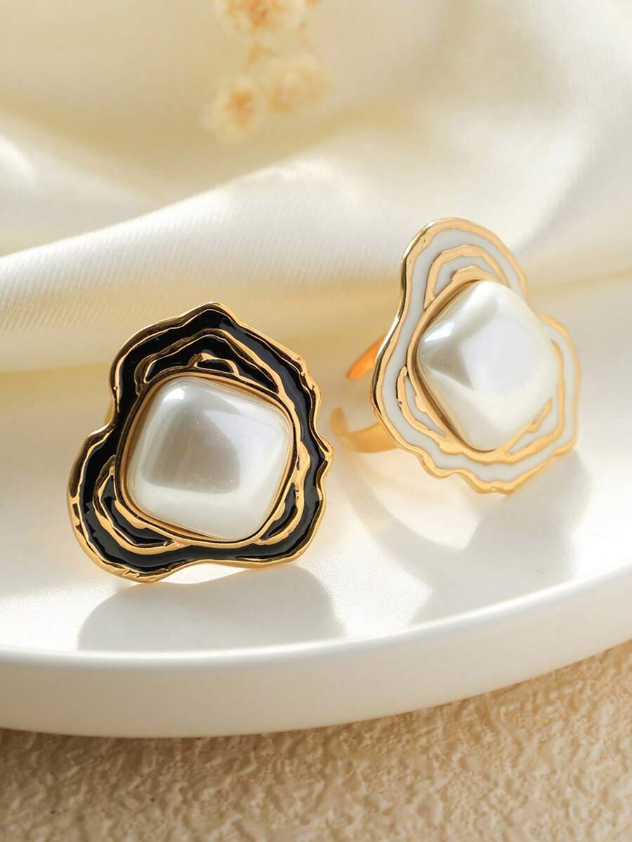 1 件时尚奢华不锈钢戒指，采用珍珠材质，边缘饰有黑金和白金色彩层，适合女性日常佩戴或出席休闲社交场合