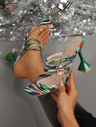Une paire de sandales asymétriques à talon haut en arc-en-ciel avec boucle en diamant pour femmes, chaussures de plage à la mode avec couleurs
