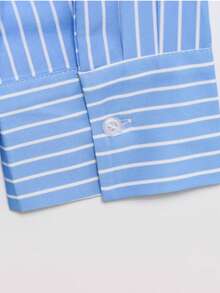 Camisa Oversized de Manga Longa com Babado no Ombro Única Fileira de Botões Azul Listrada para Mulheres, Primavera/Verão da DEEKA - Azul - Visão 4