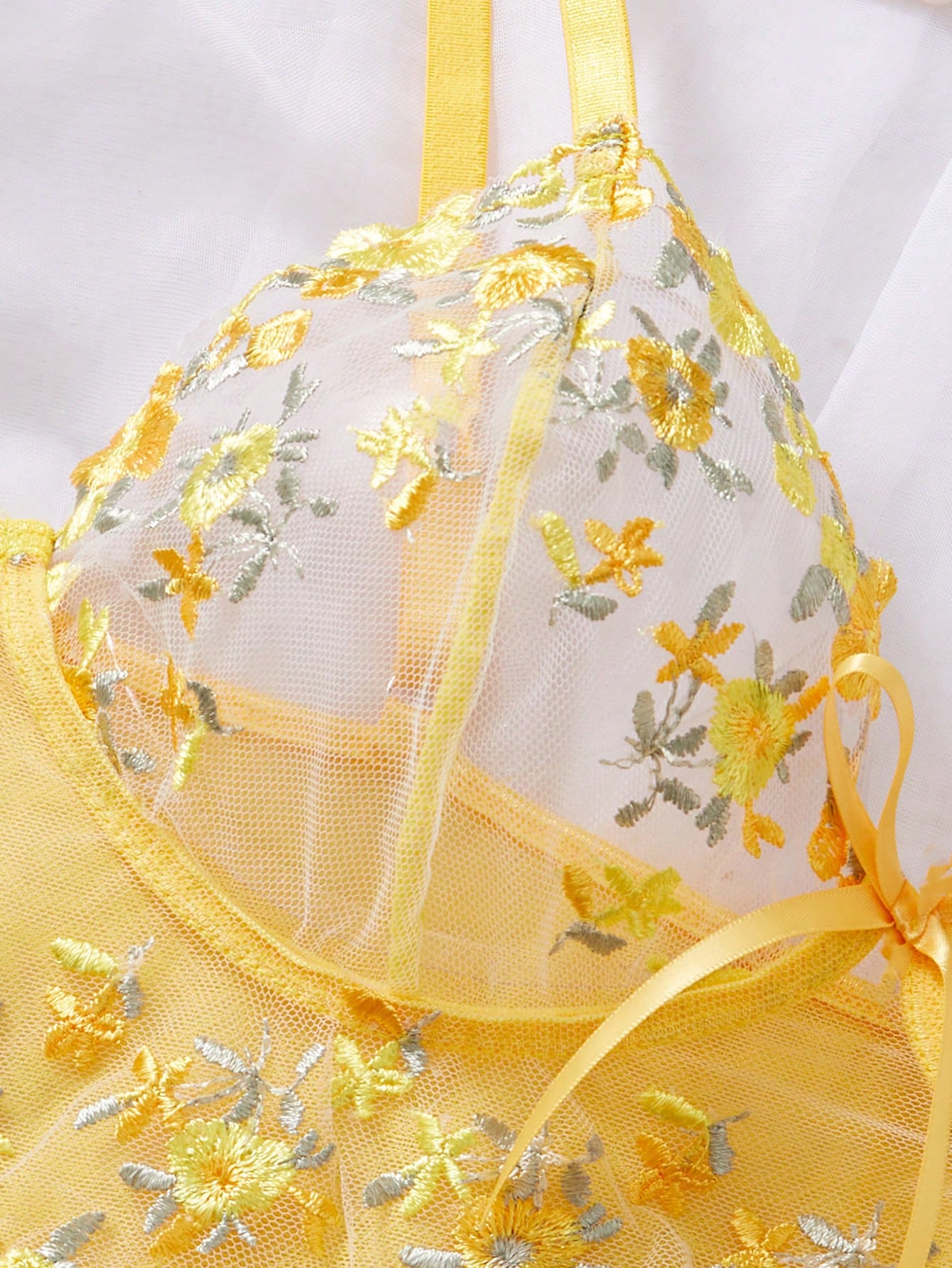 فستان زلة شفاف من الشبك والدانتيل المتباين، جذاب وأنيق، مناسب للحفلات