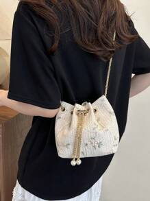 Fashionable New Mini Floral Hardware Chain Drawstring Women's Bucket Shoulder Bag, Multifunctional Leisure Vacation Style Pearl Chain Crossbody Bag, Suitable For Shopping, Wallets, Shopping, Young Women, College Students, Newcomers And White-Collar Workers. They Are Very Suitable For Offices, Universities, Work, Business, Commuting, Outdoor Activities, Travel, And Outings
