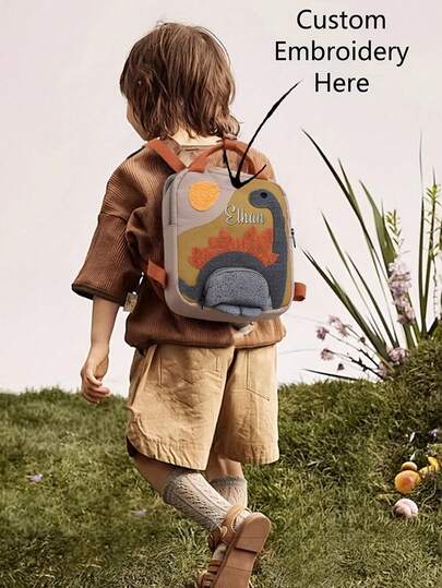 Mochila bordada personalizada para niños con tema de dinosaurio - Mochila personalizada práctica y adorable, adecuada para la guardería o la escuela, multifuncional, ornamental, con letra, elegante, suave, moderna, colorida, kawaii, adorable, casual, personalizada, única, personalizada, regalo para bebé, regalo ideal para él, regalo ideal para ella, hijo, hija, niños