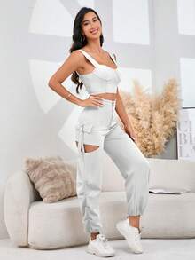 Juego Utilitario con Toque Femenino: Crop Top de Tirantes Anchos + Pants con Aberturas en Muslos - ¡Estilo Urbano y Atrevido! - Blanco - Ver 3