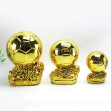 1 pièce Trophée de football doré en résine - Conception réaliste de ballon de soccer avec couture détaillée, idéal pour la décoration thématique des sports, utilisation intérieure/extérieure, parfait pour Noël, Thanksgiving, la fête des pères, la remise des diplômes et la fête nationale des grands-parents, décoration intérieure et extérieure | Décoration thème football | Conception de couture détaillée, décoration football