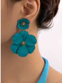 2 brincos de metal assimétricos multicamadas com flores coloridas