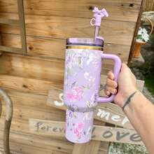 40 Oz H2.0 Insulated Tumbler** With A Comfortable Handle, Featuring Double-Walled Vacuum Insulated Stainless Steel Construction. This High-Quality Drinkware Keeps Your Beverages At The Perfect Temperature, Whether It's Hot Or Cold, Ensuring The Original Taste Is Preserved For Longer Periods. Designed To Be Lightweight And Portable, It's Perfect For Outdoor Activities Like Camping, Hiking, Driving, And Travel. With A Large Capacity, It Meets Your Hydration Needs Throughout The Day. Stylish And Convenient To Carry, It's An Ideal Choice For Outdoor Enthusiasts And Makes A Thoughtful And Practical Gift, Whether For Friends Or Family. - 紫碎花 - 查看 3