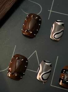 Adicione um toque romântico com 10 unhas postiças quadradas curtas, novas, com linhas marrons não padronizadas combinadas com cores nuas, decoração tridimensional para uso europeu, kit completo de unhas acrílicas falsas, adequado para mulheres e garotas, bem como casamentos, e 1 Peça Lixa de unha mini e 1 Peça Folha de adesivos