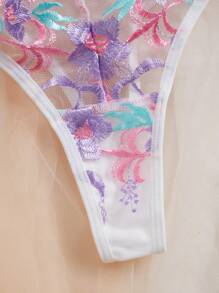 Lingerie sexy, ensemble de lingerie avec broderie florale blanche romantique, élégante et sexy, montrant un charme unique et de la mode