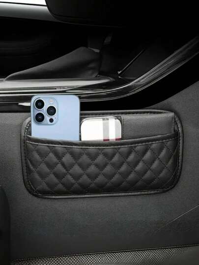 1-częściowy, stylowy, czarny, pikowany organizer na fotel samochodowy z PU, umożliwiający łatwe przechowywanie telefonu, kluczy, monet i drobnych przedmiotów - elegancki, diamentowy wzór idealnie pasuje do większości wnętrz samochodowych, idealny podczas podróży świątecznych, wycieczek samochodowych i codziennych dojazdów, poprawiający organizację i estetykę pojazdu, idealny prezent na Boże Narodzenie, Święto Dziękczynienia, Nowy Rok i Walentynki, zapewniający jazdę bez bałaganu, a jednocześnie dodający odrobinę wyrafinowania wnętrzu Twojego samochodu.