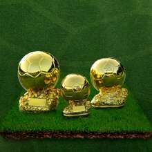 1 pièce Trophée de football doré en résine - Conception réaliste de ballon de soccer avec couture détaillée, idéal pour la décoration thématique des sports, utilisation intérieure/extérieure, parfait pour Noël, Thanksgiving, la fête des pères, la remise des diplômes et la fête nationale des grands-parents, décoration intérieure et extérieure | Décoration thème football | Conception de couture détaillée, décoration football