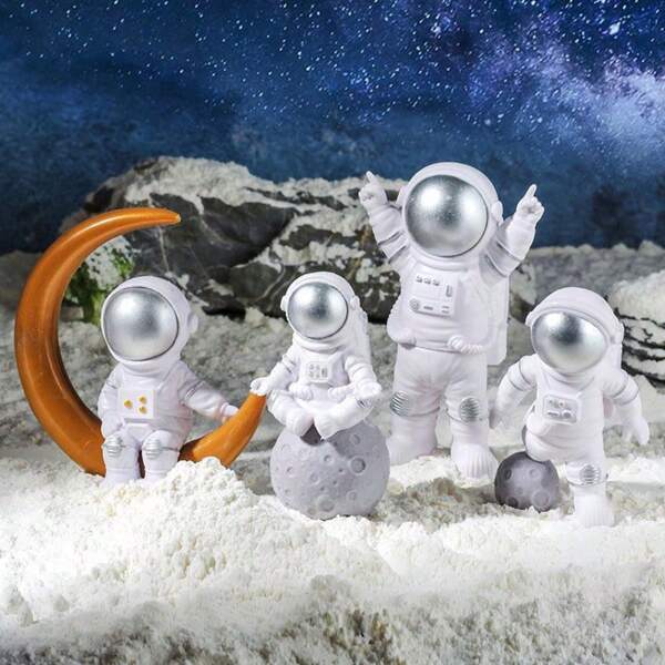 1 pieza 2025 Nuevo Llegada Astronauta sentado en la luna de PVC Modelo pequeño de astronauta creativo de dibujos animados para decoración de escritorio, juguetes de viaje, juguetes para el aula, mini artículos, juguetes de baño, artículos de papelería navideña, pelotas antiestrés, regalo de cumpleaños, regalo de Navidad, regalo de Halloween, regalo perfecto, Pascua, Nuevo Llegada talla grande Vendido, Nuevo Llegada talla grande Vendido, Nuevo Llegada, Muñeca Nuevo Llegada, Juguetes de pareja, Juguetes de vestir, Juguetes creativos, Modelo exquisito, Modelo genial, Accesorios de modelo