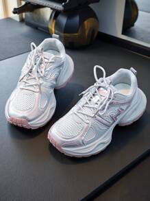 Tênis rosa de sola grossa e solado robusto para mulheres, novo lançamento de 2025, sapatos de malha respirável para o verão, sapatos esportivos casuais para pessoas de baixa estatura