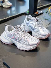 Tênis rosa de sola grossa e solado robusto para mulheres, novo lançamento de 2025, sapatos de malha respirável para o verão, sapatos esportivos casuais para pessoas de baixa estatura