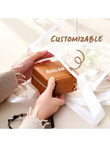 1个定制化妆包——四合一多功能设计，可轻松转换为化妆包、手拿包、零钱包和礼品包，适合日常使用、旅行和派对。轻巧的收纳袋配有可拆卸隔层，提供大容量，可轻松收纳美妆必需品——既可用作化妆包，也可用作旅行收纳。是母亲节、情人节、感恩节、复活节、生日、婚礼、毕业典礼等场合的贴心礼物。