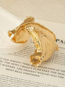 1 Pc Leaf Design Chunky Cuff Bracelet For Women , Gold Color Clasp Bangle Suitable For Daily Wear , Party