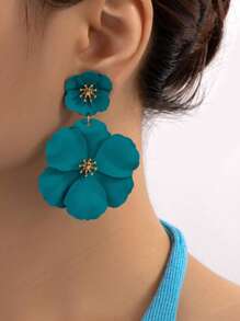 2 brincos de metal assimétricos multicamadas com flores coloridas