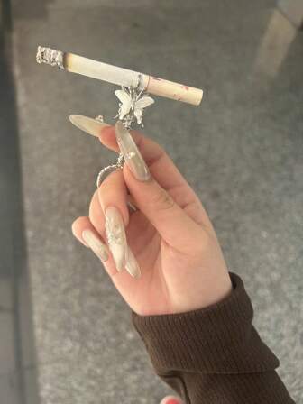 Style luxe léger Clip à cigarette en forme de squelette de papillon, porte-cigarette anneau en forme de serpent argenté. Accessoire de smoking essentiel pour les adultes, pour les fêtes de remise de diplômes, les bars, un cadeau spécial